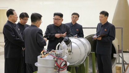 2017年9月3日，朝鲜官方发布的一张沒有標注日期的照片，其显示朝鲜领导人金正恩（中）在一个秘密地点看着一个金属外壳。且生称该国已經成功发展出新型洲际弹道导弹的氢弹。