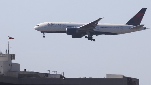 歐洲許多航空公司近期都飛行了完全無乘載旅客的「幽靈航班」，既燒錢又不環保，但是航空公司為什麼要這麼做？圖文無關。