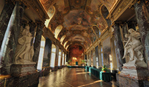 凡尔赛宫内部装饰，以雕刻、巨幅油画及挂毯为主。