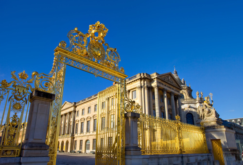法国巴黎著名的凡尔赛宫是世界五大宫殿之一。