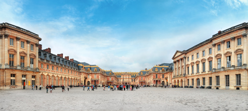 路易十四所建造的凡尔赛宫也是整个欧洲的贵族活动与时尚发源的中心。