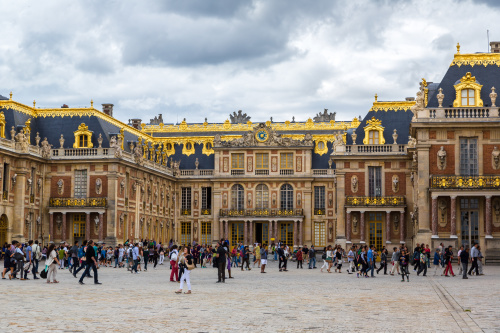 凡尔赛宫是各国游客到法国朝圣的著名胜地，每年参观人数达二百多万。