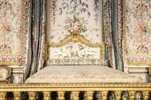配有17、18世紀造型超絕、工藝精湛的家具。