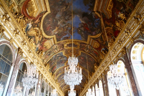 镜厅是当年路易十四宴请各国使节的舞厅。