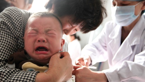 內地爆出黑心疫苗風波，赴香港注射疫苗成為了熱門話題，有中介公司向有意赴香港注射疫苗人士索價19,870港元