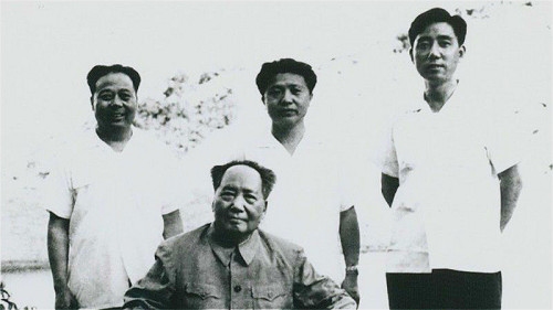 1966年6月21日，毛澤東在韶山滴水洞和張耀祠、湖南公安廳高文禮、警衛處長曲琪玉（後排從左至右）合影