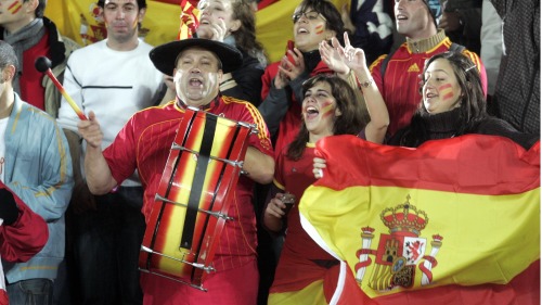 阿特塞洛（左二）與西班牙球迷為球隊吶喊助威。