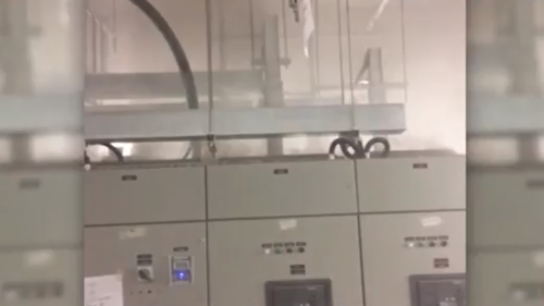 片段可見，水流直接灌進電箱內，有電箱冒煙