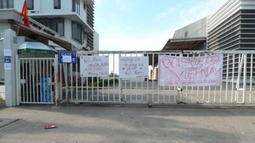 越南2014年5月排华暴动，平阳省工业区一厂房门口被挂满反中标语。