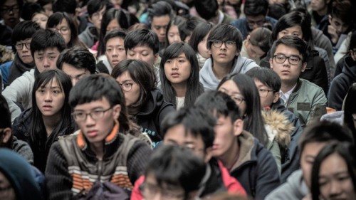 香港學生批評陸籍教授英語太差，教學內容都無法聽懂