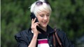 年轻女子放弃iPhone重拾翻盖手机之后……(图)
