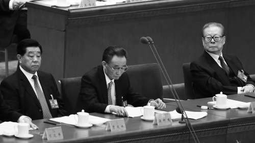 贾庆林在经济方面和江氏家族有千丝万缕的联系，被江泽民硬塞进政治局常委会。