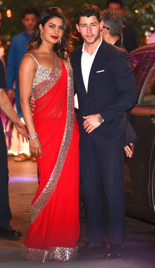 琵艳卡在尼克乔纳斯的陪同下于2018年6月28日抵达印度，参加Mukesh Ambanis长子Akash Ambani和未婚妻Shloka Mehta婚礼。