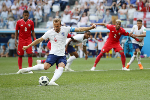 英格兰队长凯恩目前以6球暂居本届世界杯射手榜第一。