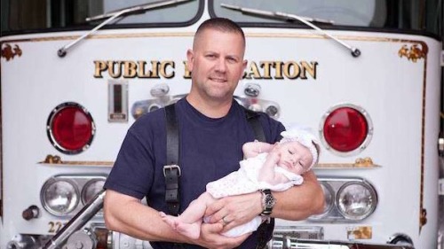 消防員馬克幫助一名未婚媽媽接生下一名女嬰。