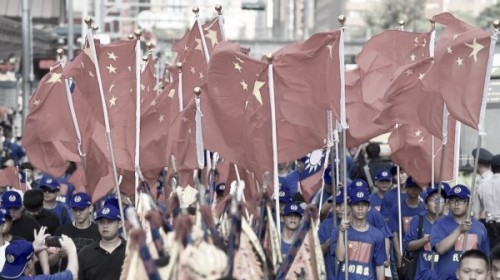 共产党承认五星旗是鲜血染成的旗子。图为统促党在台北持五星旗游行。