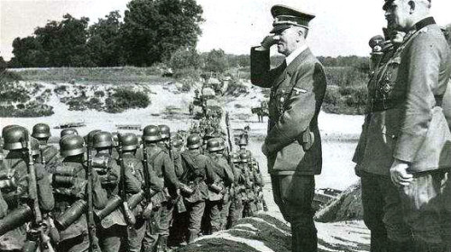 二战时，每名德军士兵都配有腰间挂着的筒状物。