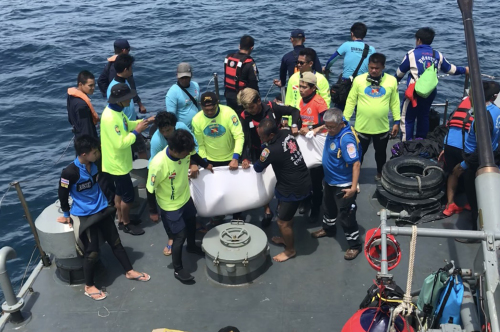 2018年7月6日，泰國救援人員從普吉島海上傾覆的遊船打撈上一個受難者的遺體。