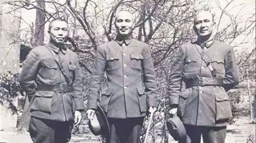 李宗仁（左一）出任副总统后，蒋介石解除白崇禧（右一）的国防部长职务，改任“华中剿匪总司令”。