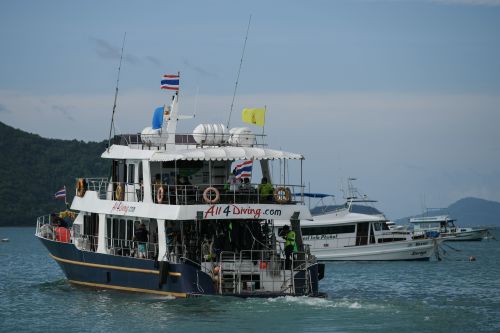 2018年7月7日，一艘载有潜水员的救援船驶往普吉岛事发海域。