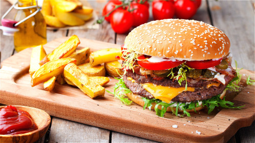 漢堡、薯條等速食食物不好消化，長期食用容易使男人出現便秘的症狀。