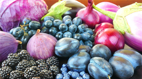 紫色食物含花青素，是纯天然的抗衰老营养补充剂。