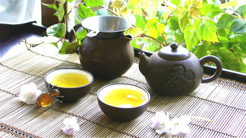 喝茶能防癌，茶所含有的茶多酚主要成分EGCG几乎是所有癌症的克星。