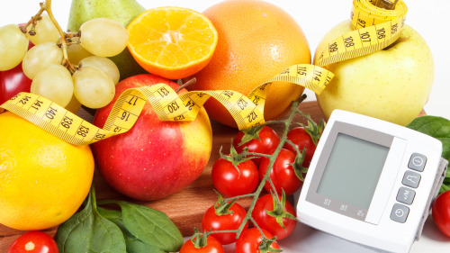 多吃一些降压食物，例如苹果可以缓解高血压的症状。
