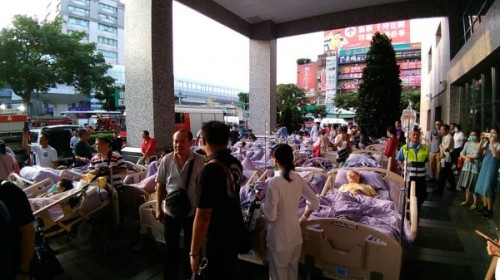 衛福部護理之家大批傷病患連人帶床被救出，塞滿台北醫院正門。