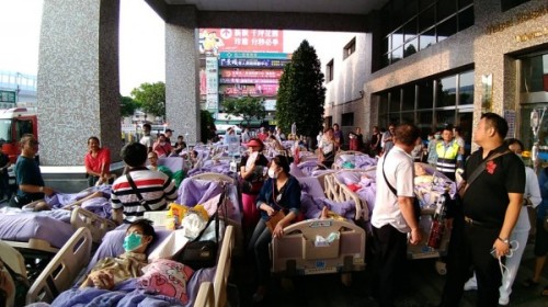 衛福部護理之家大批傷病患連人帶床被救出，塞滿台北醫院正門。