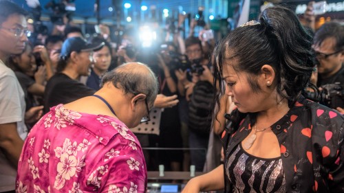 大妈歌舞团攻入香港另一旅游旺区尖沙咀，图为自称“红遍旺角”的大妈“玲玲”（右）