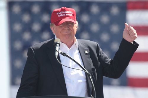川普戴「讓美國再度偉大」的紅帽子