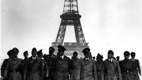 1940年6月，希特勒在埃菲尔铁塔