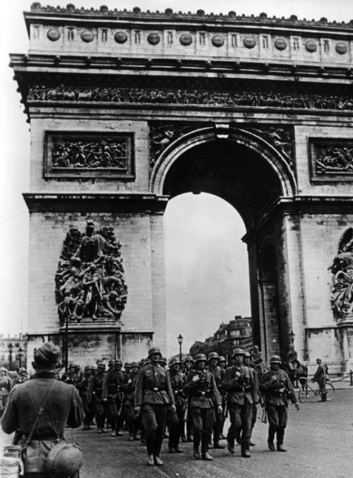 1940年6月14日德軍佔領巴黎後，在凱旋門舉行閱兵。