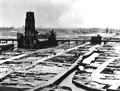 遭受轟炸後的鹿特丹市中心。嚴重受損的聖勞倫斯大教堂是當時唯一沒被完全炸毀的鹿特丹中世紀建築。