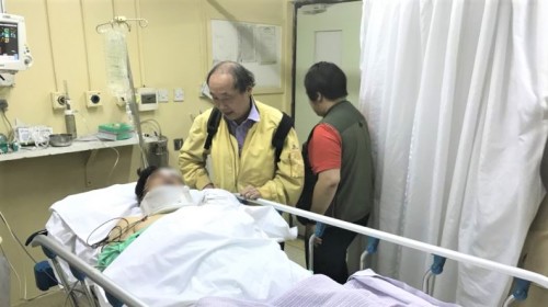 陳發協助受傷的台灣旅客。