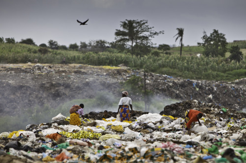 非洲多国遭到非法开发，污染情况十分严重，危害当地人的健康