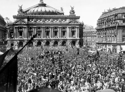 1945年，人們聚集在巴黎歌劇院前慶祝德國投降。巴黎歌劇院是新巴洛克式建築的典範，巴黎的標志。