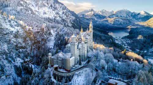被誉为“世界最美童话城堡”的“新天鹅堡”位于德国巴伐利亚州西南部，地处阿尔卑斯山麓。