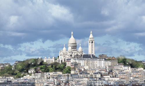 ​​​​​​​圣心教堂位于巴黎市区的高处，是巴黎著名的地标之一。