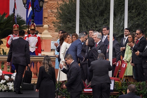 阿布铎伉俪走上观礼台时，与蔡总统握手行贴面礼，蔡总统向他致贺。 