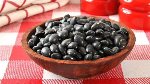 黑豆能补肾健脾，是黑发的良药，再配上醋便是一款天然的染发膏。