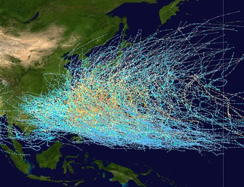 1980至2005年所有颱風路徑，可見台灣身處颱風最常光顧的範圍中