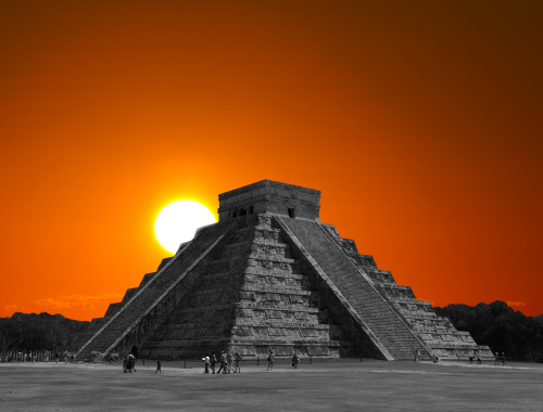 春分、秋分這兩天日落時分，陽光照在金字塔上，再投射到北面一組台階的邊牆上，會製造出羽蛇神形狀。