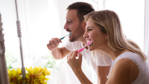 维护口腔卫生，每天要认真地刷牙漱口，饮食清淡，避免吃生冷、油腻的食物。