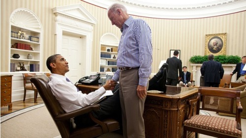奥巴马在白宫把脚放桌上