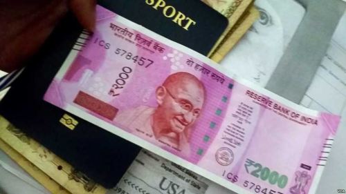2016年11月，印度总理莫迪忽然宣布废钞令，记者在印度银行用旧钞换取新卢比。