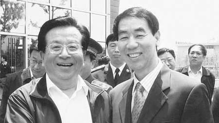 王鐵早年任職信陽市時，參加中國浦東幹部學院座談會並與時任中共政治局常委曾慶紅合影。