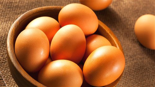 鸡蛋营养丰富，有增强记忆力、健脑益智的功效。