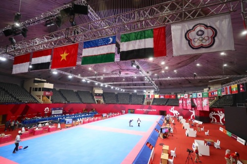 中華民國的國家奧林匹克委員會會旗（右），懸掛在比賽會場上